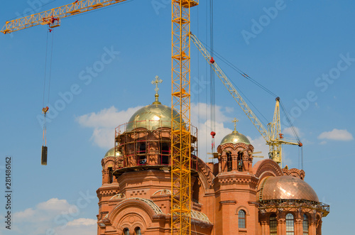 Wallpaper Mural Crane builds a red brick temple with gold domes Torontodigital.ca