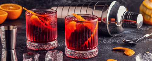 Photos Negroni cocktail with orange peel and ice.