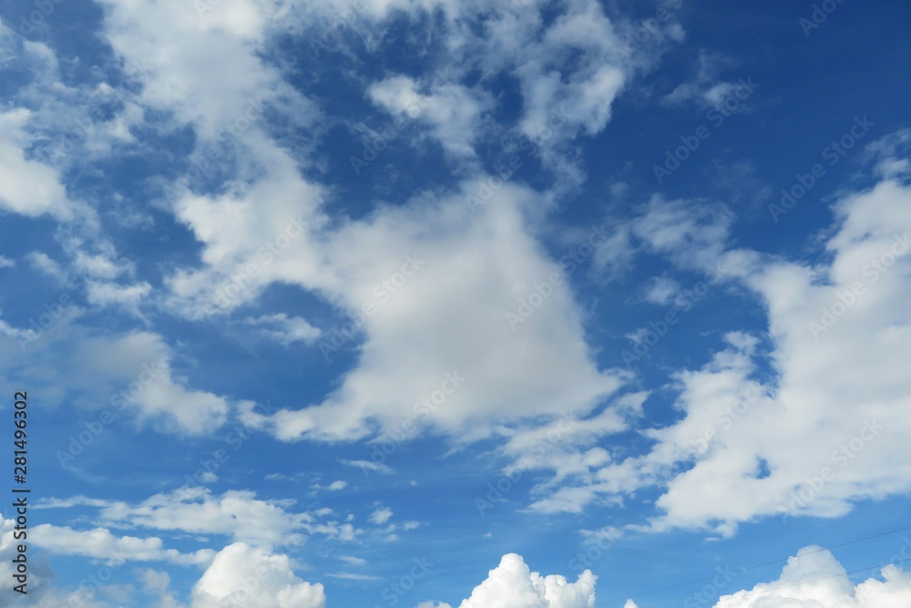 Obraz premium Beautiful cloudscape in blue sky, natural clouds background