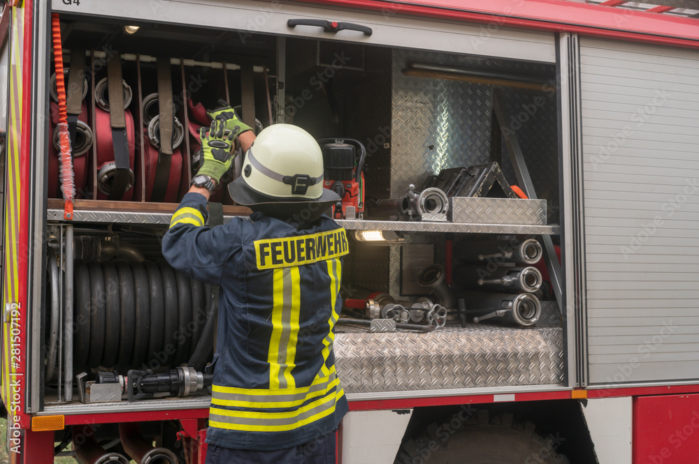 Feuerwehrmann holt einen Schlauch