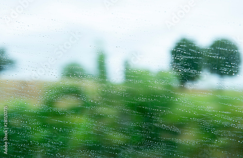 Blick durch eine Autoseitenscheibe an einem regnerischen Tag