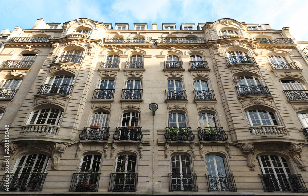 Fototapeta premium Tradycyjny francuski dom z typowymi balkonami i oknami. Paryż.