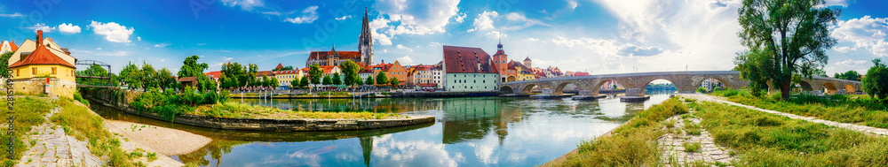 Fototapeta premium Altstadt, Dom und Steinerne Brücke von Regensburg an der Donau, Bayern