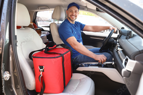 фотографія Male courier with thermo bag in car. Food delivery service