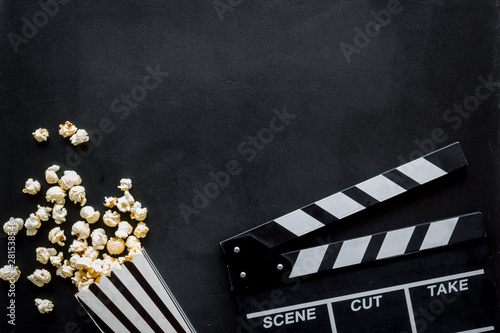 Φωτογραφία Movie premiere concept with clapperboard, popcorn on black background top view s