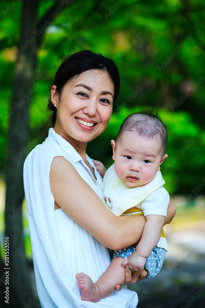 赤ちゃんを抱く母親 Stock 写真 Adobe Stock