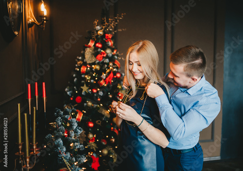 Obraz na płótnie Young man gives present to his happy woman on Christmas. w salonie