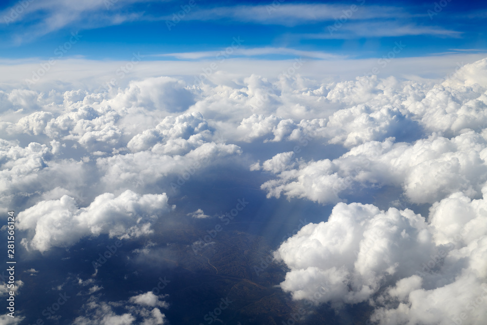 Take aerial photos of the sea of clouds on the plane. Take aerial photos of the sea of clouds on the plane.