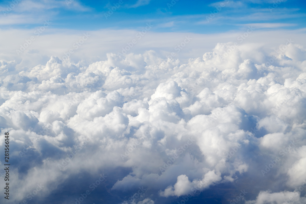 Take aerial photos of the sea of clouds on the plane. Take aerial photos of the sea of clouds on the plane.