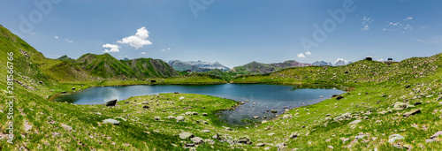 Bergpanorama mit See Pyrenäen Nationalpark Sommer