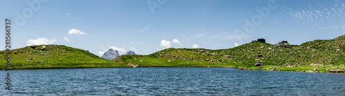 Bergpanorama mit See Pyrenäen Nationalpark Sommer