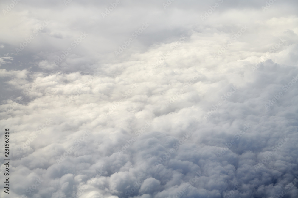 Take aerial photos of the sea of clouds on the plane. Take aerial photos of the sea of clouds on the plane.
