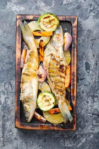 Obraz na plátne Grilled fish with vegetable