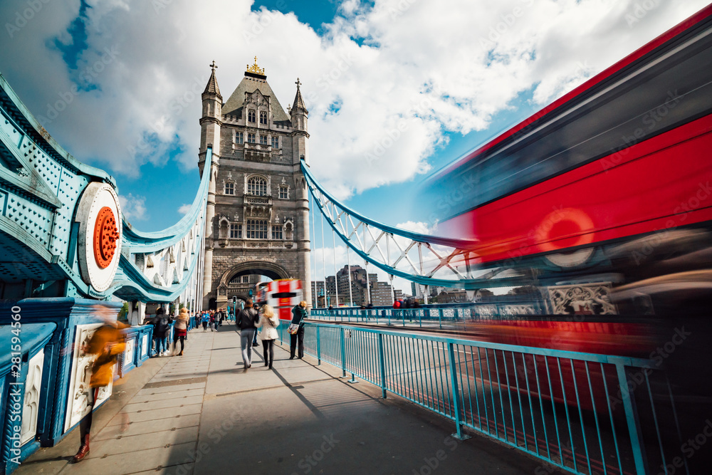 Obraz premium Motion blurred pedestrians and traffic at Tower Bridge in London