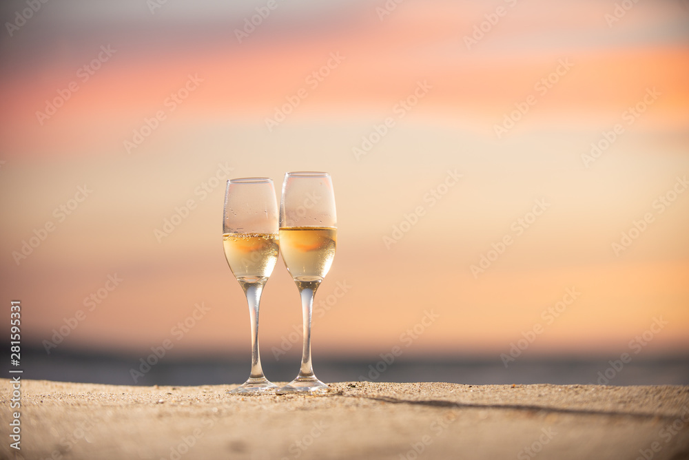 夕焼けとワイングラス