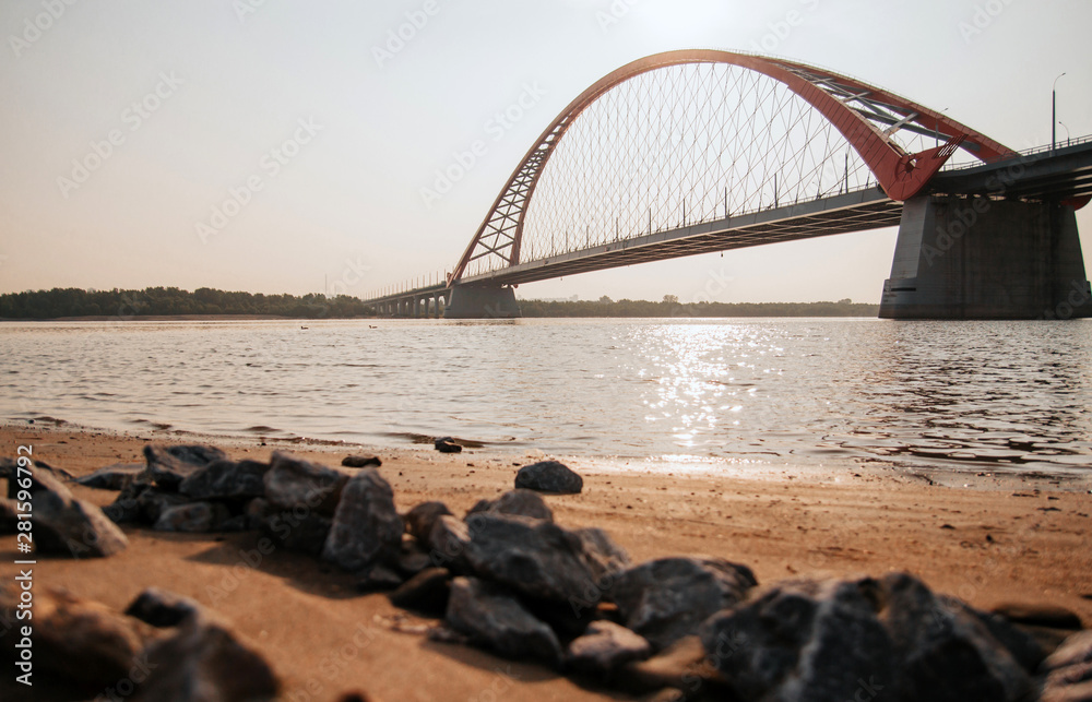 Naklejka premium city ​​bridge over the river at sunrise