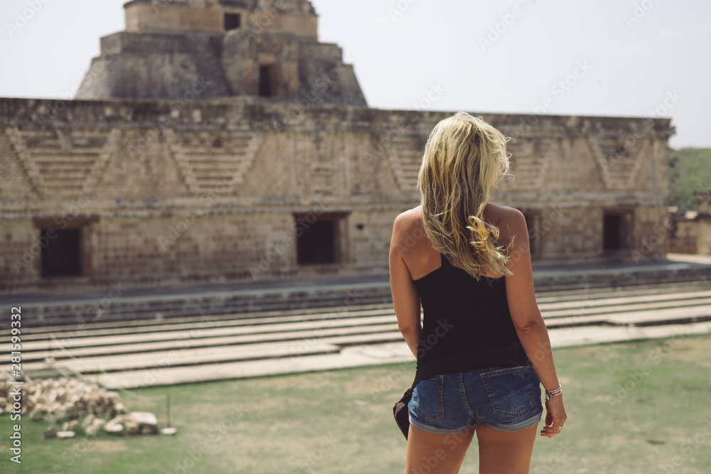 Obraz premium girl rear view watching temple