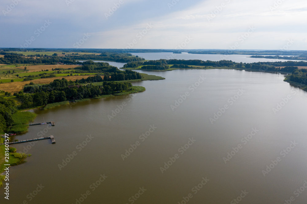 Warmia, mazury, zdjęcia jeziora o zachodzie słońca z drona 