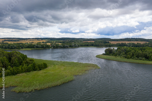 Warmia, mazury, zdjęcie jeziora, wyspy w zachmurzony dzień z drona