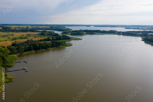 Warmia, mazury, zdjęcia jeziora o zachodzie słońca z drona 