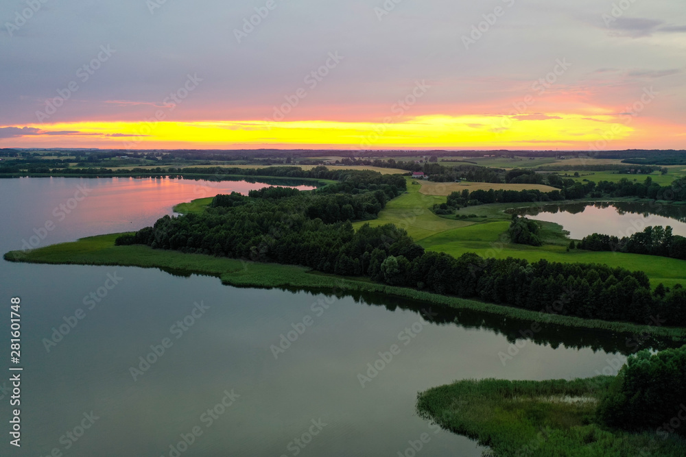 Fototapeta premium Warmia, mazury, zdjęcia jeziora o zachodzie słońca z drona 