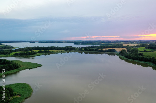 Warmia, mazury, zdjęcia jeziora o zachodzie słońca z drona 