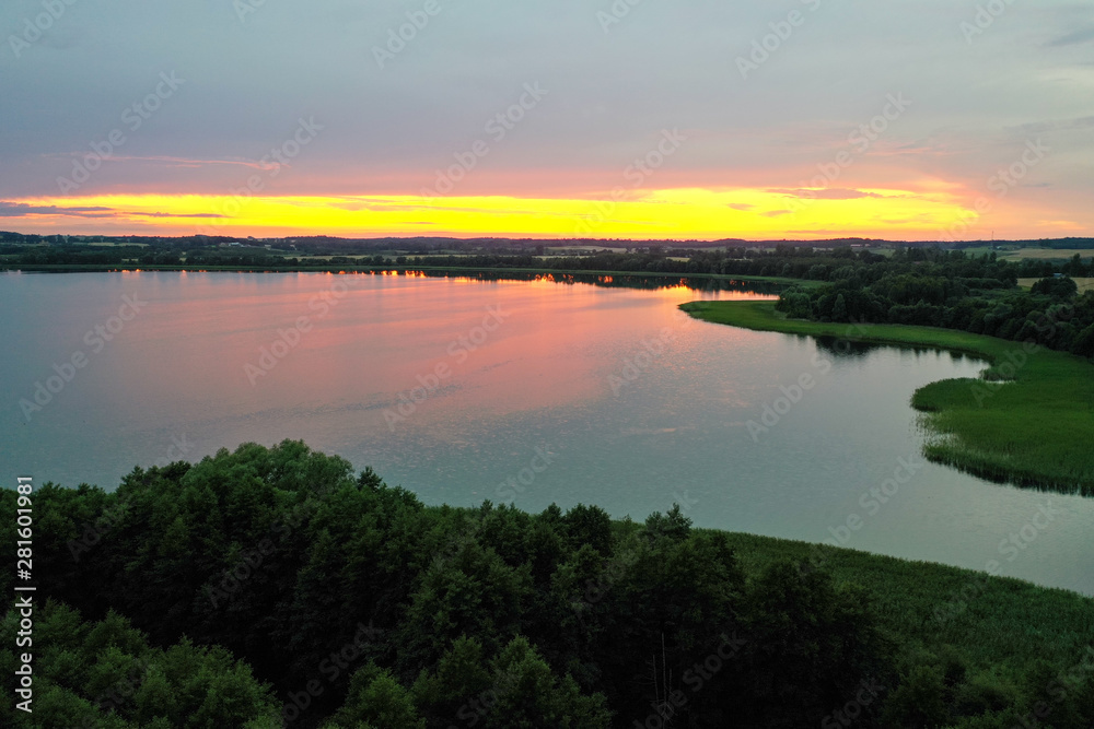 Warmia, mazury zdjęcie jeziora o zachodzie słońca z drona