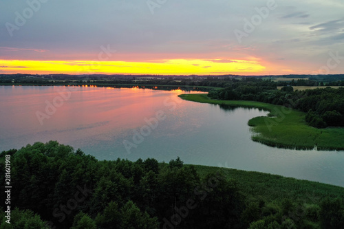 Fototapeta Naklejka Na Ścianę i Meble -  Warmia, mazury, zdjęcia jeziora o zachodzie słońca z drona 