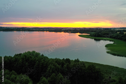 Warmia, mazury zdjęcie jeziora o zachodzie słońca z drona