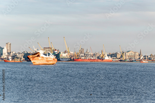 Montevideo Bay, work, a lot of loading and unloading and a lot of pollution, work tirelessly to recover the city