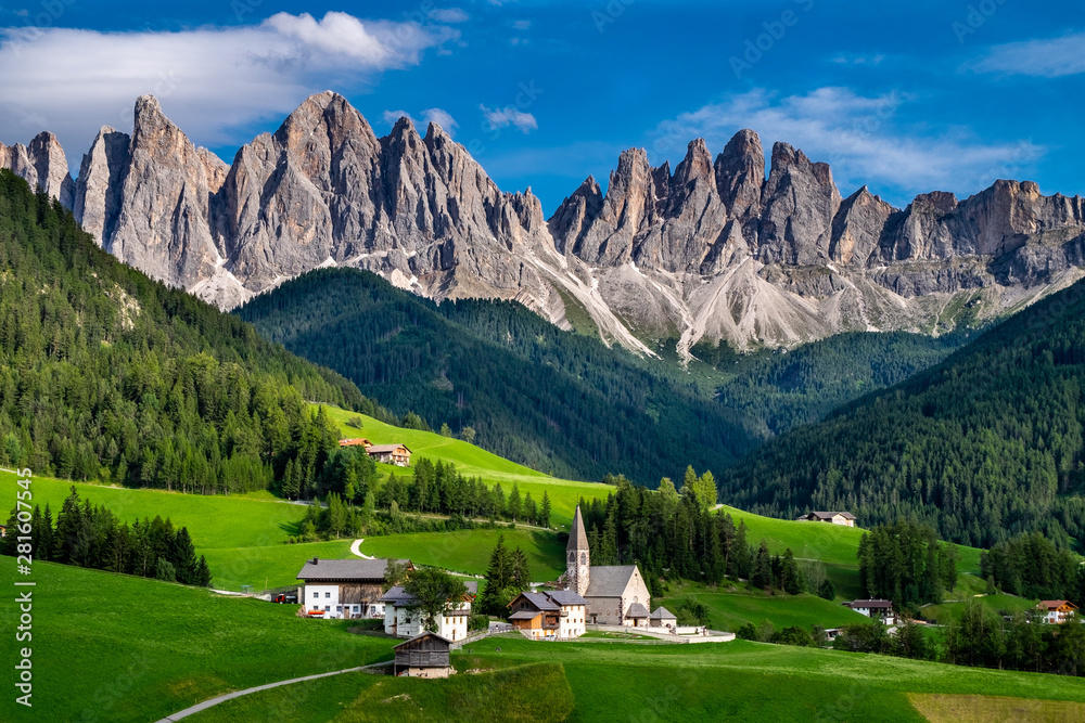The St Magdalena Church with the Odle mountain range towering above it, Funes Valley, Dolomites, Italy. - obrazy, fototapety, plakaty 