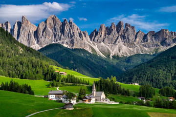 Foto auf Acrylglas Alpen Die St.-Magdalena-Kirche mit der darüber ragenden Geislerkette, Villnöss, Dolomiten, Italien.  © Alberto