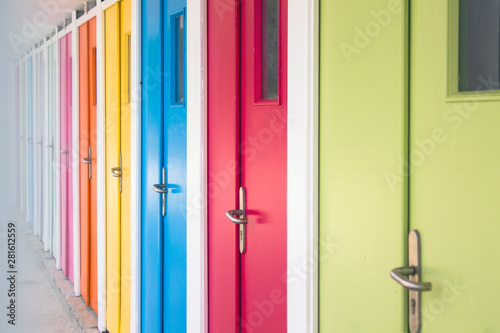Fotografie Portes colorés de cabines de piscine ou de plage, background