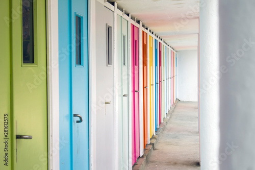 Fotografie cabines de plage multicolores