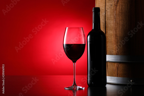 赤ワインとワイン樽