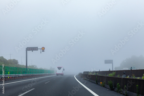 高速　霧　雨　悪天候　走行　注意　事故 © Imaging L