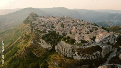 Borgo d'Italia, Gerace in provincia di Reggio Calabria. Vista aerea con drone.
