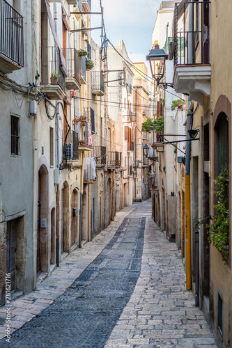 Narrow street in Tarragona, Catalonia, Spain © Jaume