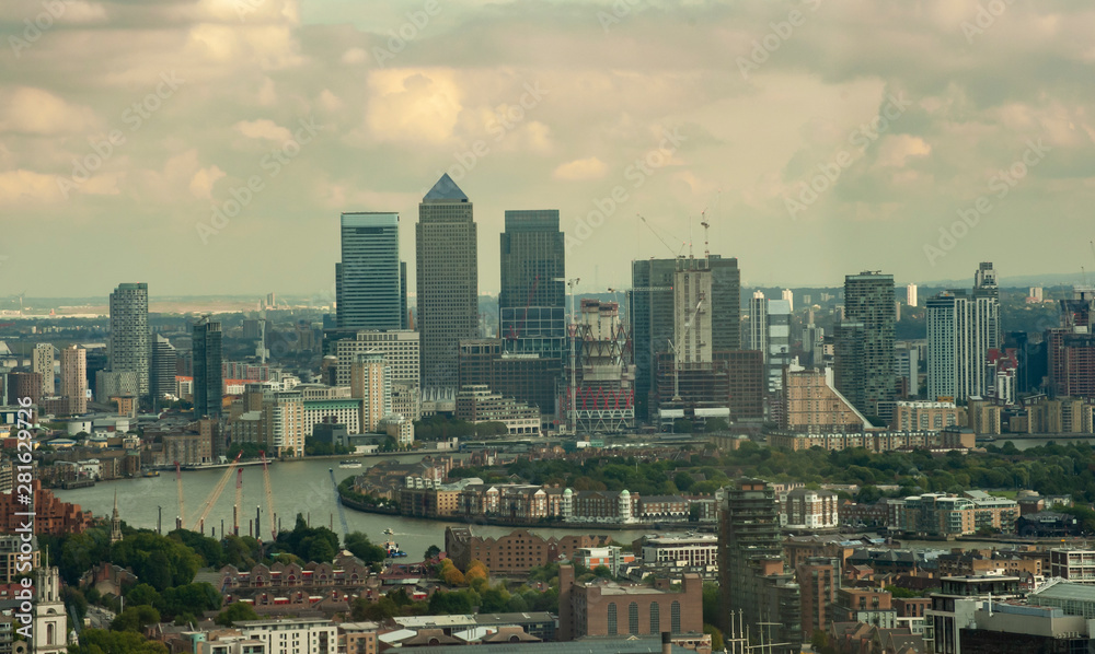 Fototapeta premium Distant view of Canary Wharf in London