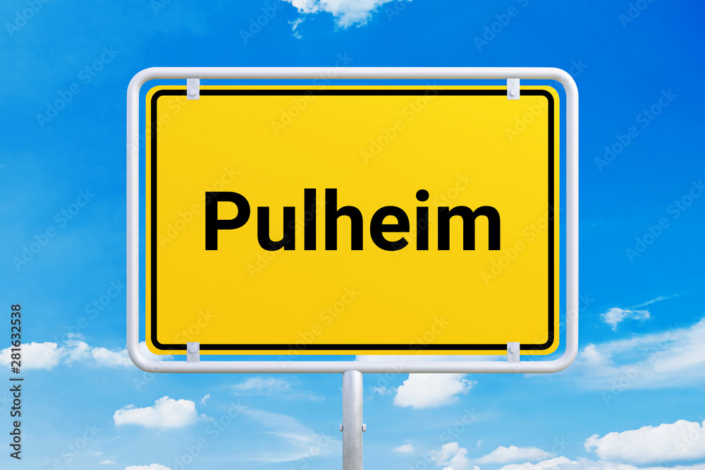 Stadt Pulheim. Gelbes Schild, Ortsschild, Ortseingangsschild. Himmel mit Wolken. Stadt Pulheim. Gelbes Schild, Ortsschild, Ortseingangsschild. Himmel mit Wolken.