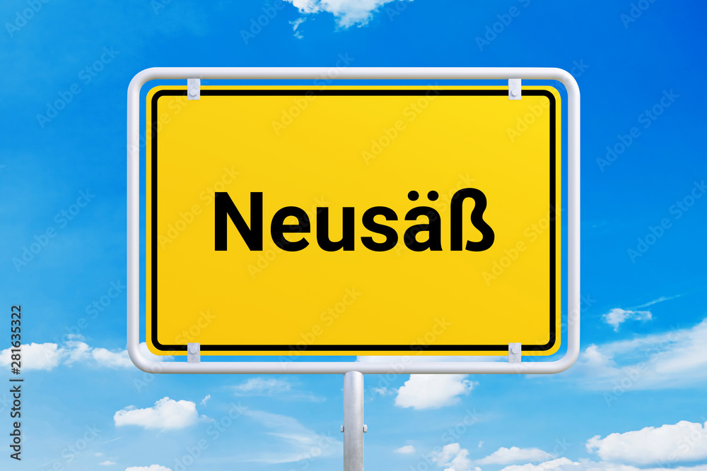 Stadt Neusäß. Gelbes Schild, Ortsschild, Ortseingangsschild. Himmel mit Wolken. Stadt Neusäß. Gelbes Schild, Ortsschild, Ortseingangsschild. Himmel mit Wolken.