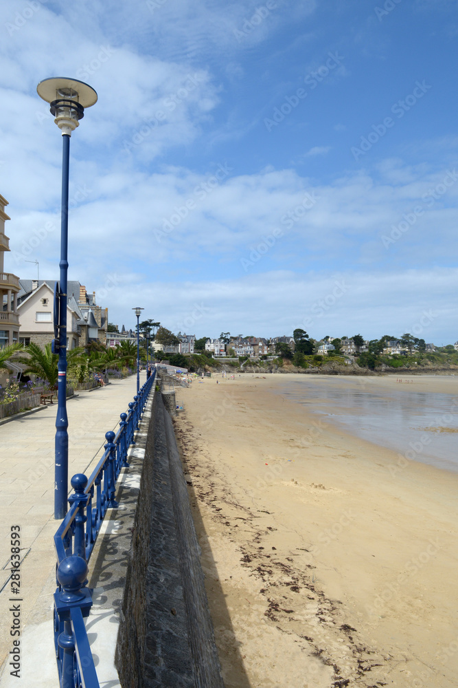 Grande plage de Saint Lunaire en Bretagne