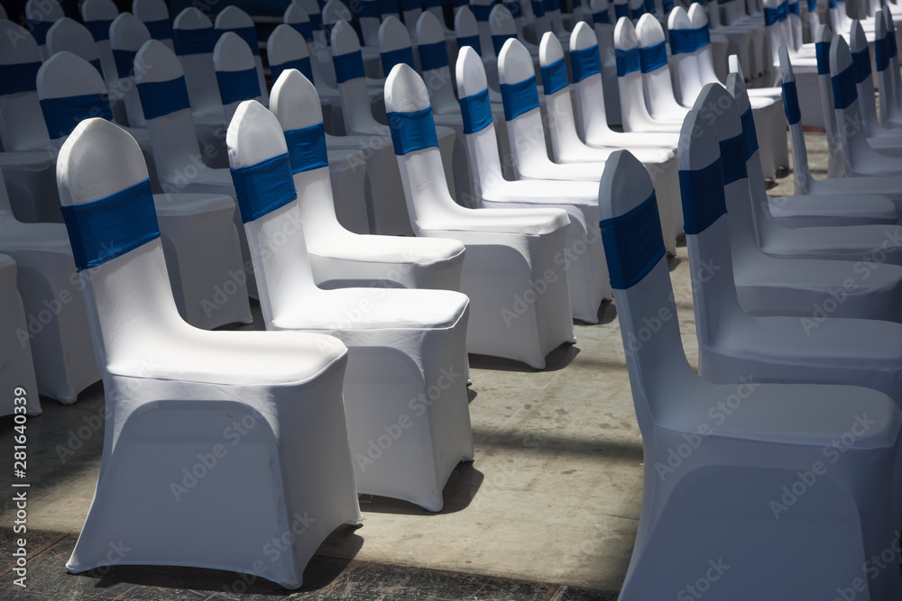 Obraz premium Sunlight illuminates indoor multi-row white business meeting seats