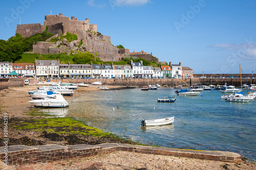 Quadro em tela Gorey harbour and Mont Orgueil Castle in Jersey