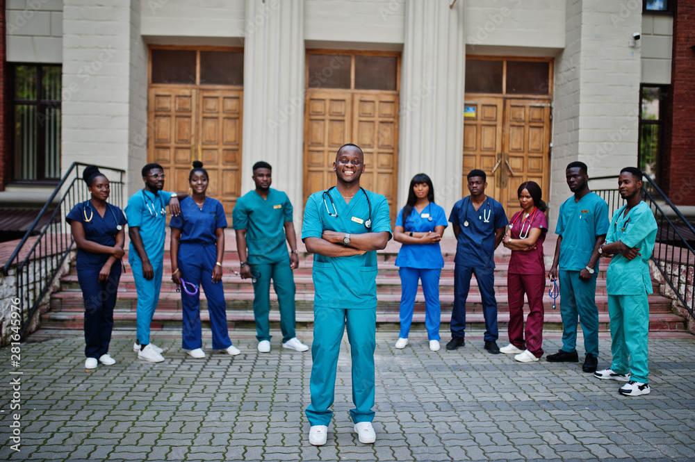 Obraz premium Group of african medical students posed outdoor against university door.