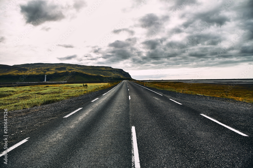 Naklejka premium Beautiful road in the incredible landscapes of Iceland