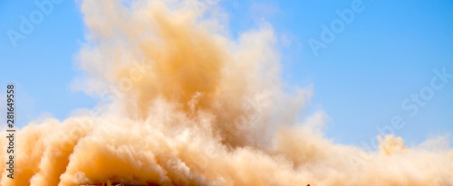 Fotografia Dust storm after the detonator blast on the construction site