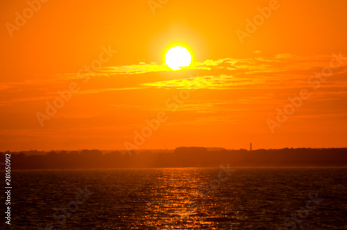 Fototapeta Naklejka Na Ścianę i Meble -  Coucher de soleil au bord de l'eau