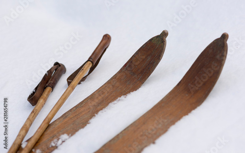 Esquíes viejos de madera usados por antiguos pobladores de Patagonia. 