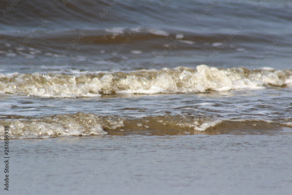 doppelte wellen auf der see auf der nordsee insel juist deutschland fotografiert an einem sonnigen tag während eines spaziergangs doppelte wellen auf der see auf der nordsee insel juist deutschland fotografiert an einem sonnigen tag während eines spaziergangs